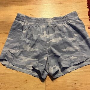 Athleta girl heart the hustle 2.5 camo running shorts